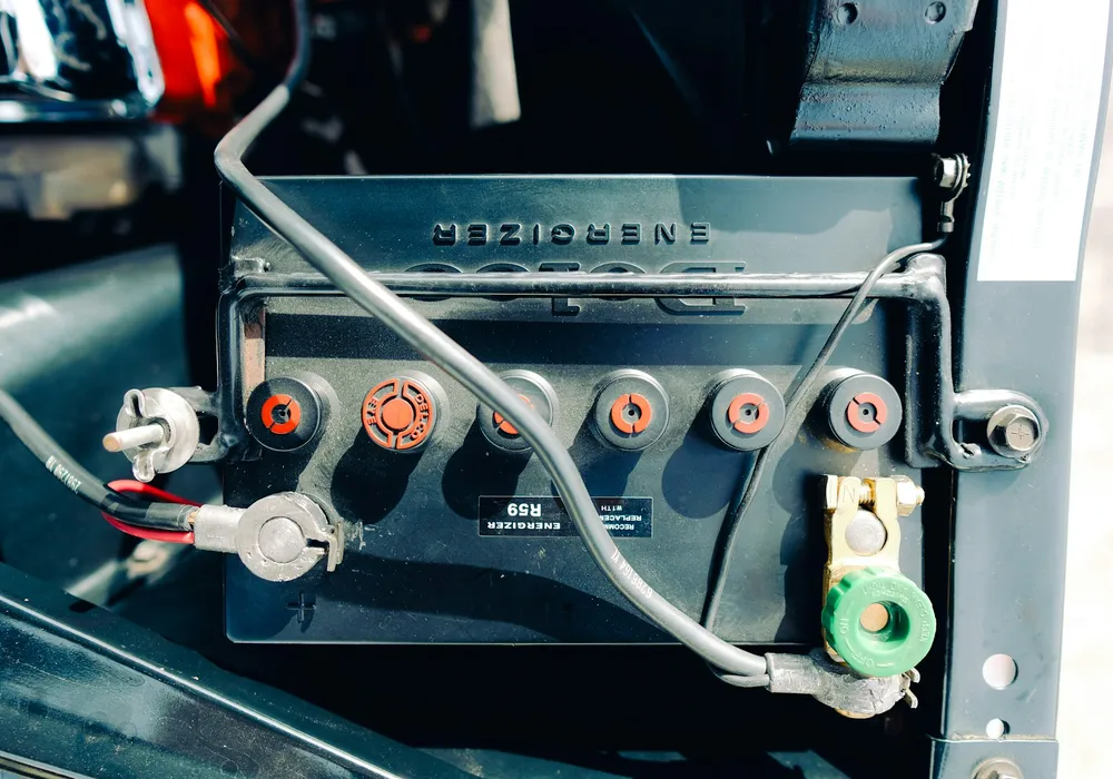 Batería de un coche clásico con sus bornes y cableado visibles