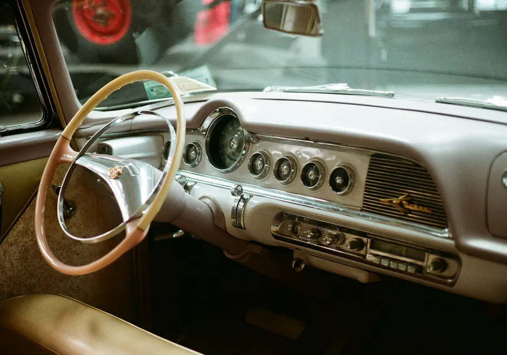 Salpicadero analógico y volante de un automóvil clásico bien conservado